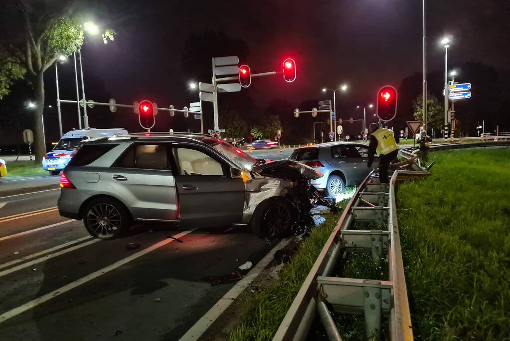 Flinke ravage na botsing tussen twee voertuigen