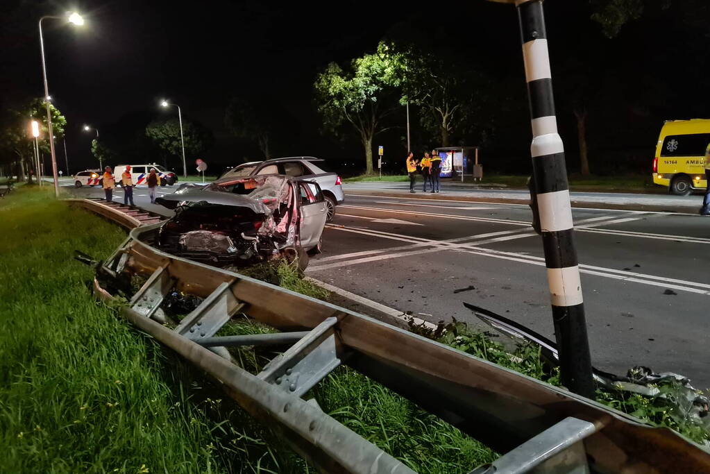 Flinke ravage na botsing tussen twee voertuigen