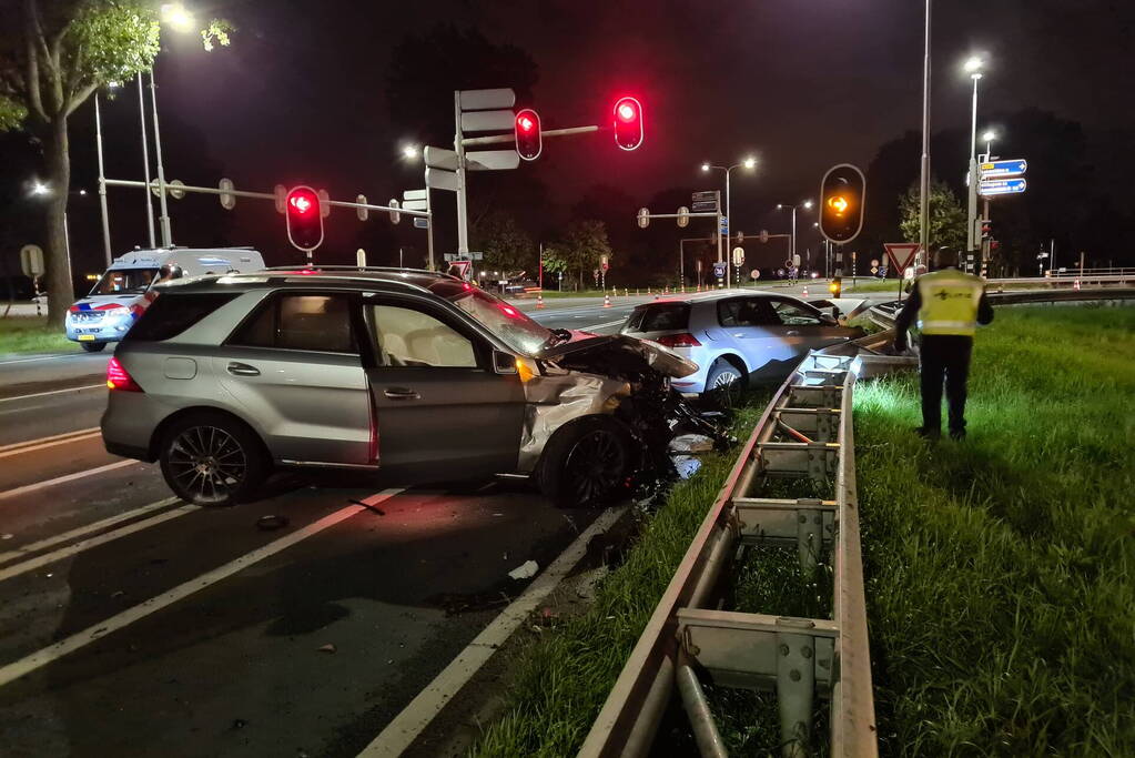 Flinke ravage na botsing tussen twee voertuigen