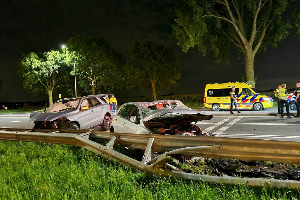 Flinke ravage na botsing tussen twee voertuigen