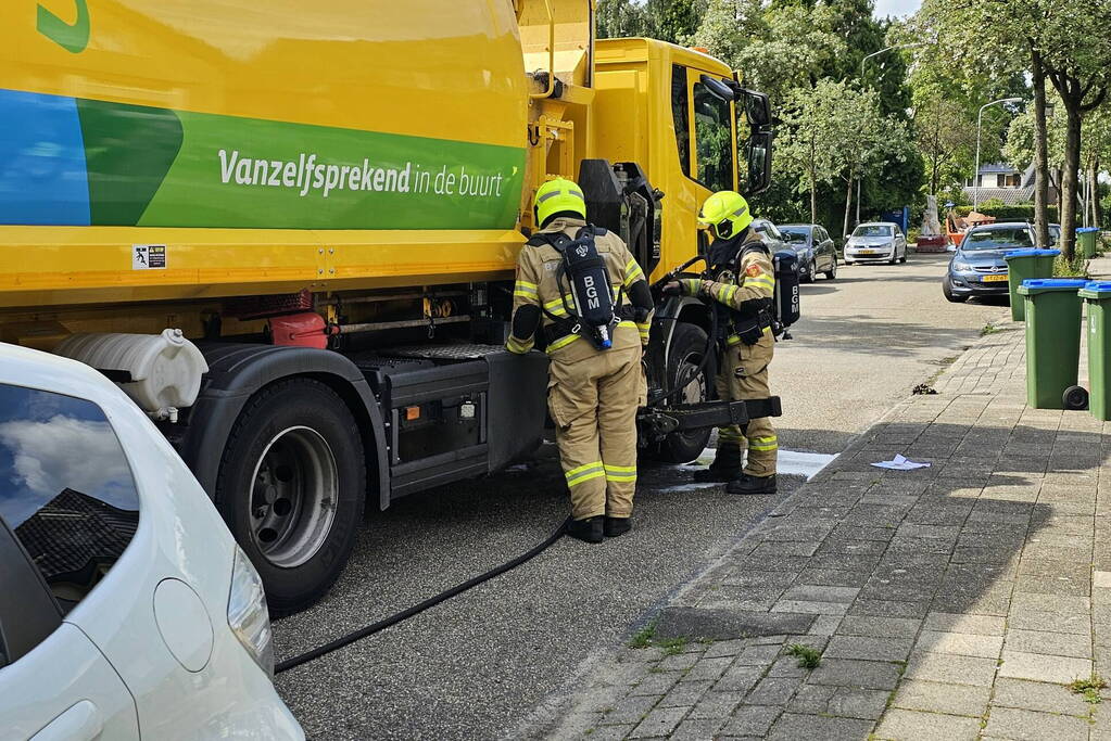 Brandweer blust brand in vuilniswagen