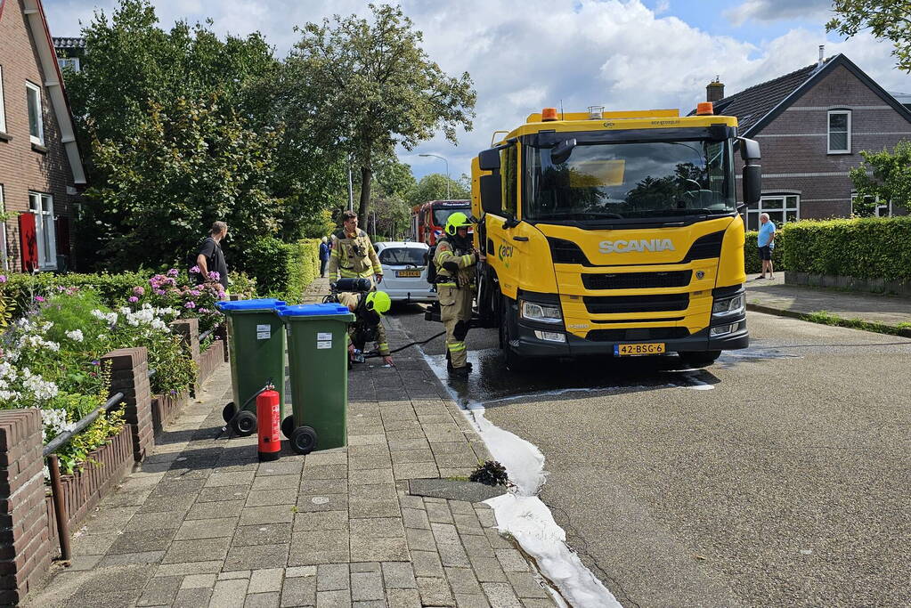 Brandweer blust brand in vuilniswagen