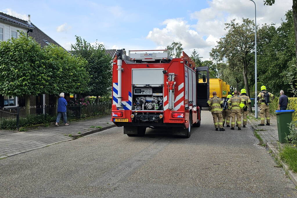 Brandweer blust brand in vuilniswagen