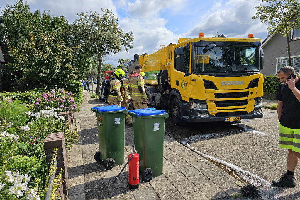 Brandweer blust brand in vuilniswagen