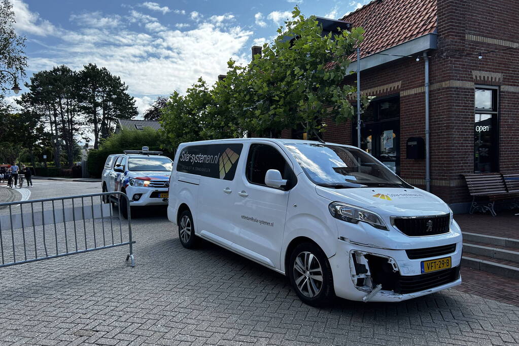 Brommerrijder gewond bij botsing met bestelwagen