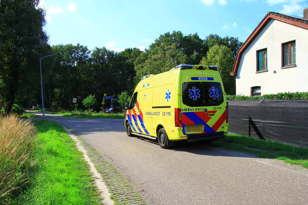 Motorrijder gaat onderuit na remactie