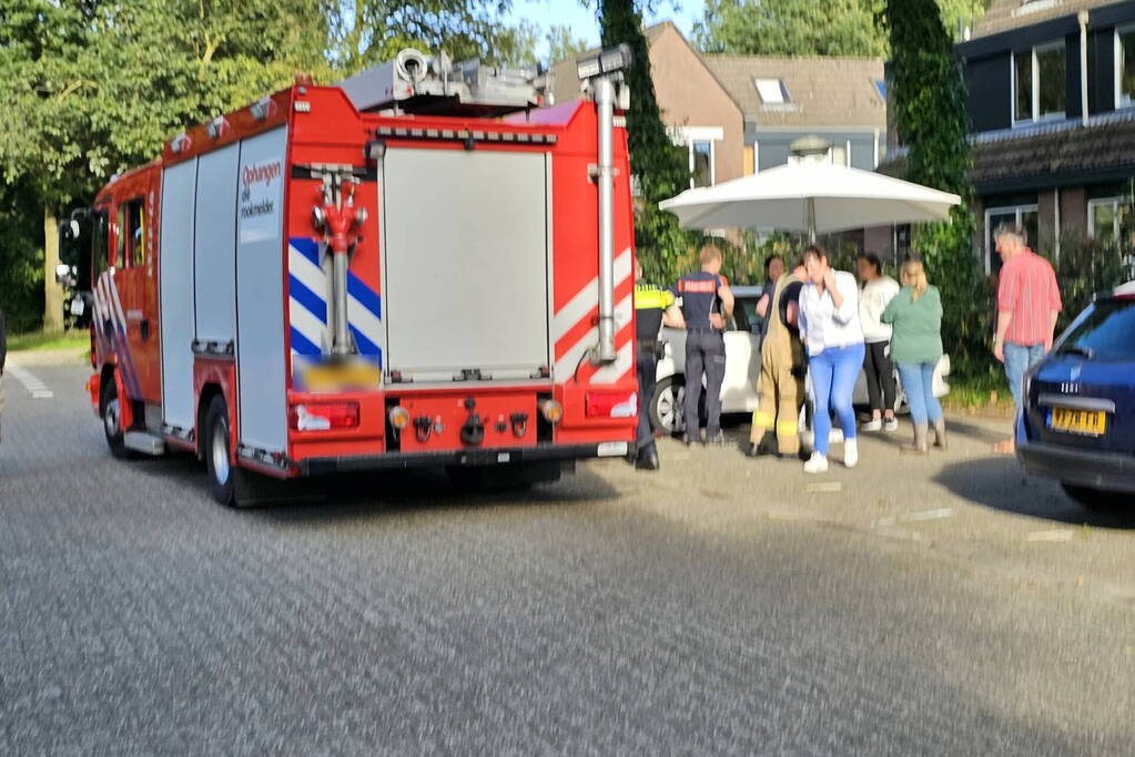 Brandweer slaat ruit auto in om peuter te bevrijden