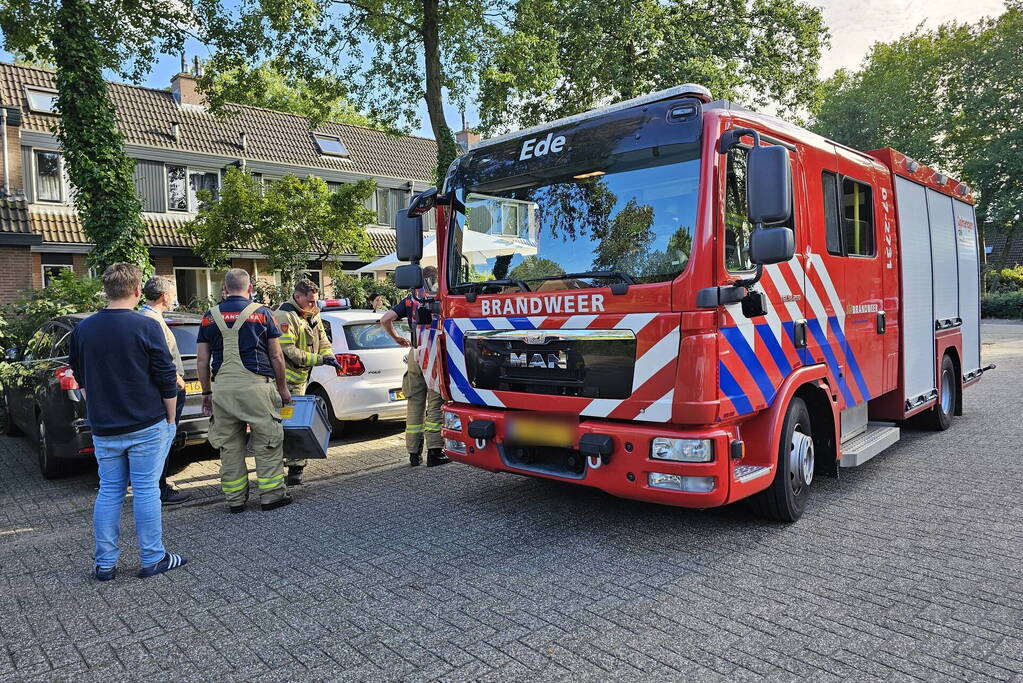 Brandweer slaat ruit auto in om peuter te bevrijden