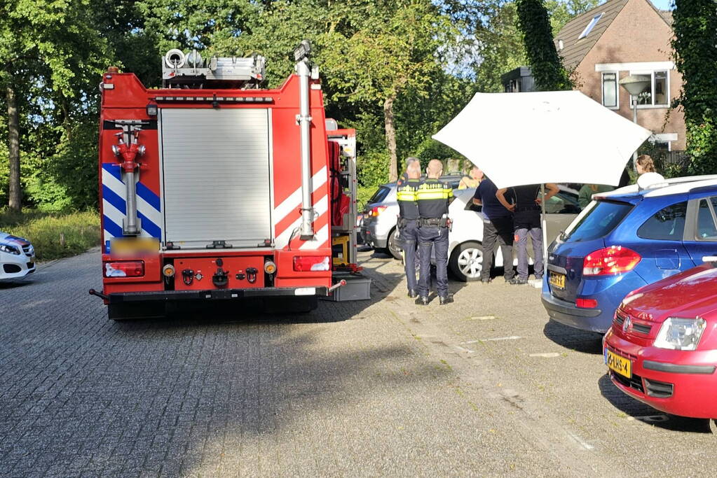 Brandweer slaat ruit auto in om peuter te bevrijden