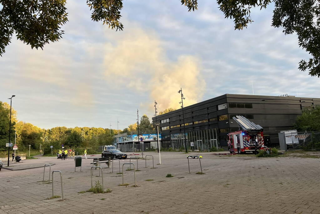 Grote rookontwikkeling bij hevige brand in voormalig waterpark