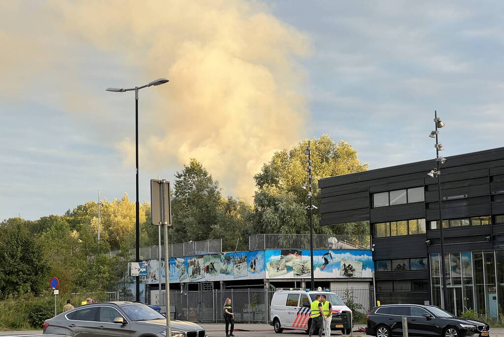 Grote rookontwikkeling bij hevige brand in voormalig waterpark