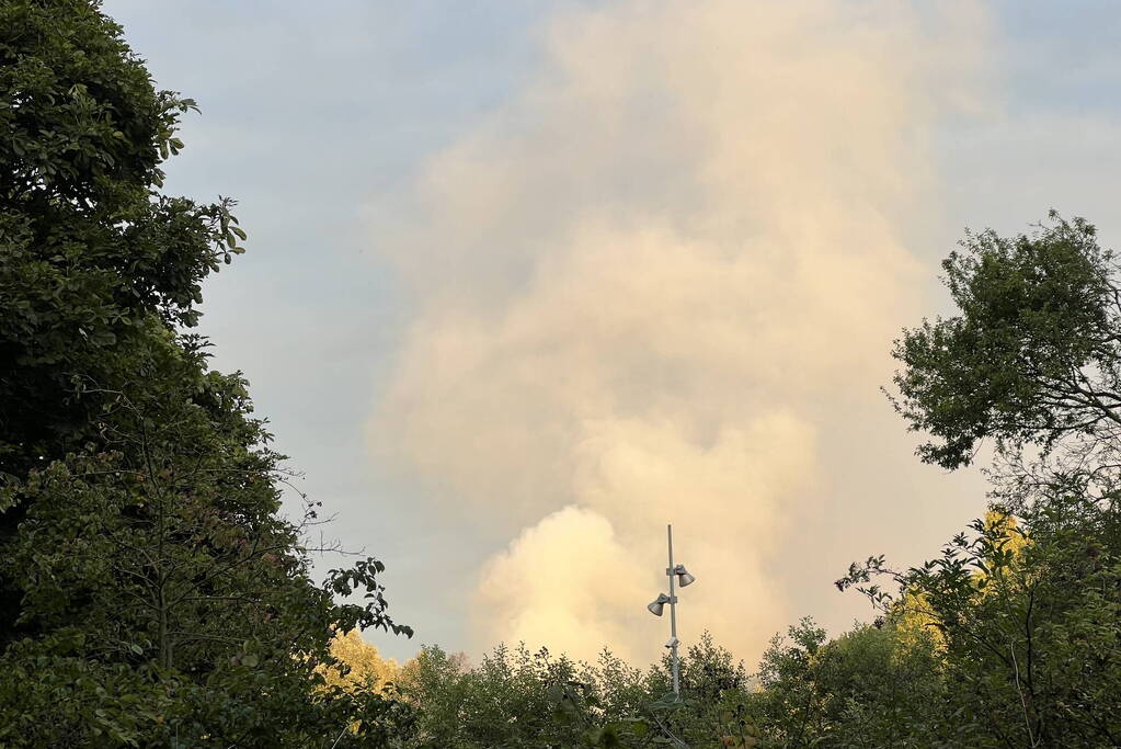 Grote rookontwikkeling bij hevige brand in voormalig waterpark