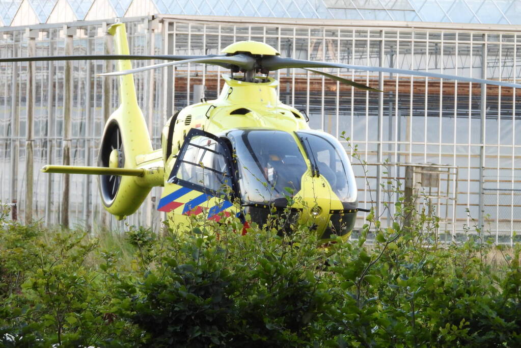 Persoon ernstig gewond na val van paard