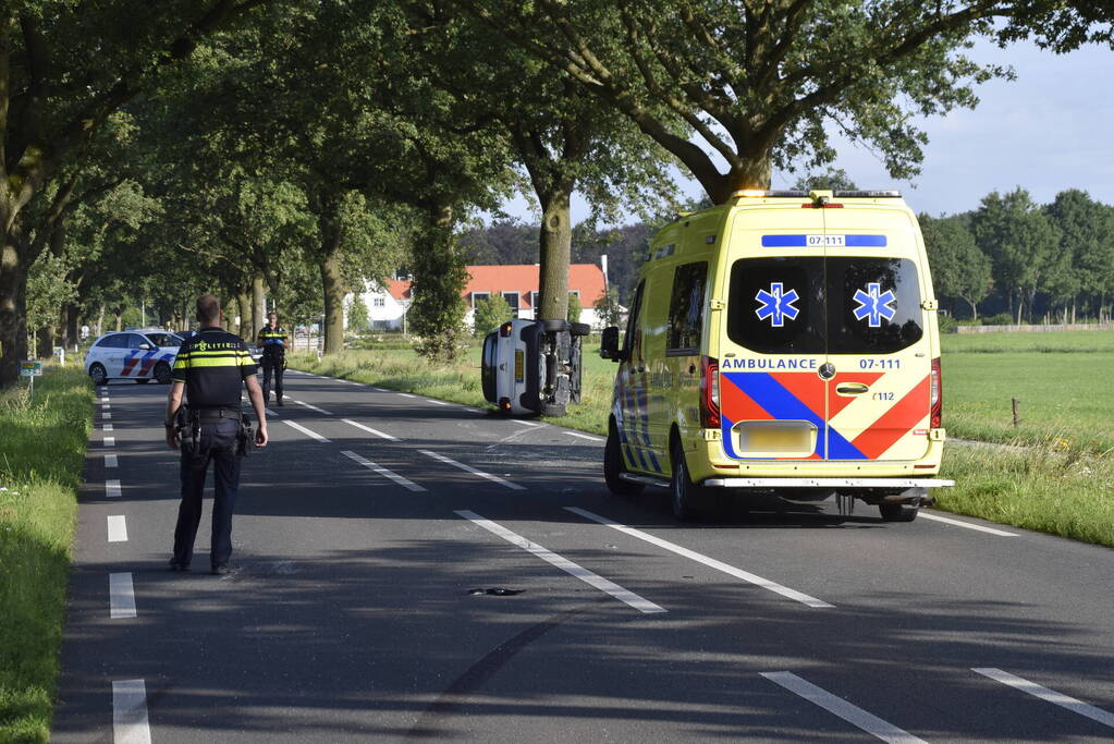 Auto belandt op op zijn kant na botsing