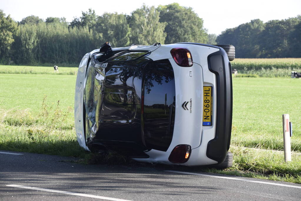 Auto belandt op op zijn kant na botsing