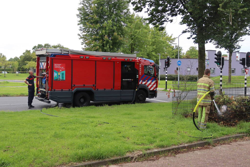 Brandweer ontdekt brand in blad- en snoeikorf