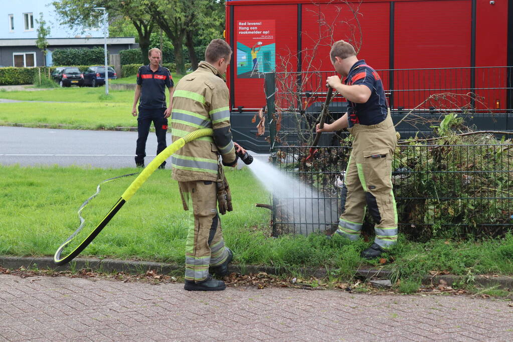 Brandweer ontdekt brand in blad- en snoeikorf