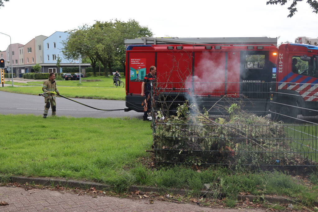 Brandweer ontdekt brand in blad- en snoeikorf