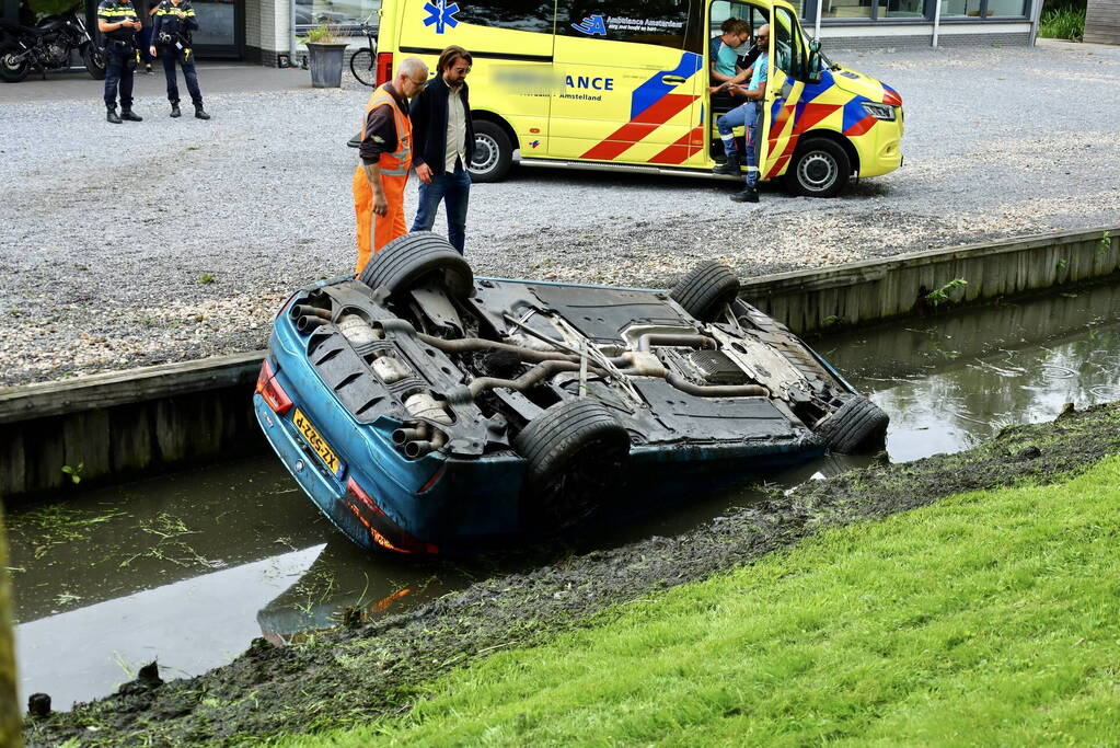 Traumahelikopter ingezet voor auto te water