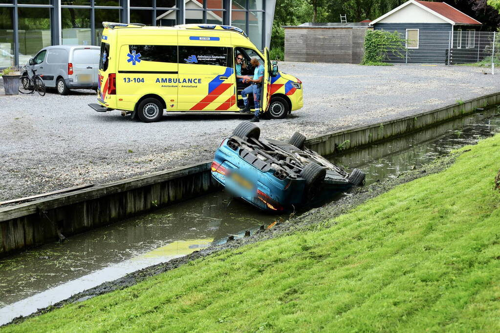 Traumahelikopter ingezet voor auto te water