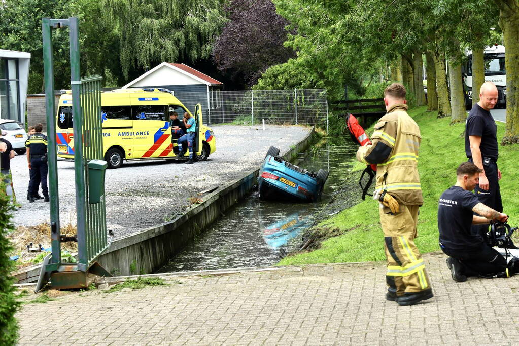 Traumahelikopter ingezet voor auto te water