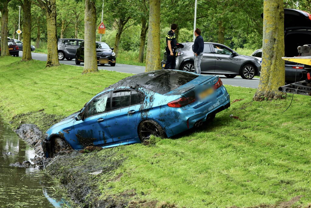 Traumahelikopter ingezet voor auto te water