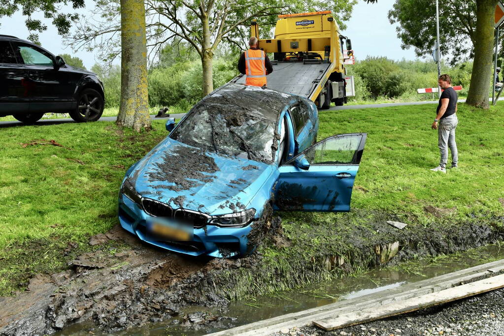 Traumahelikopter ingezet voor auto te water