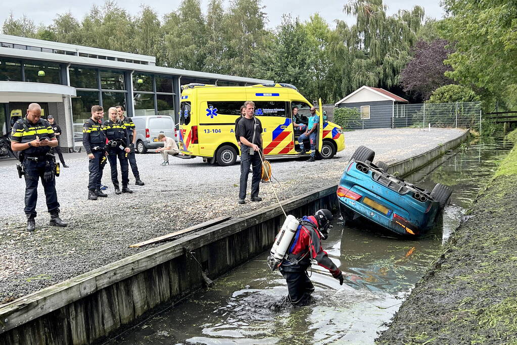 Traumahelikopter ingezet voor auto te water