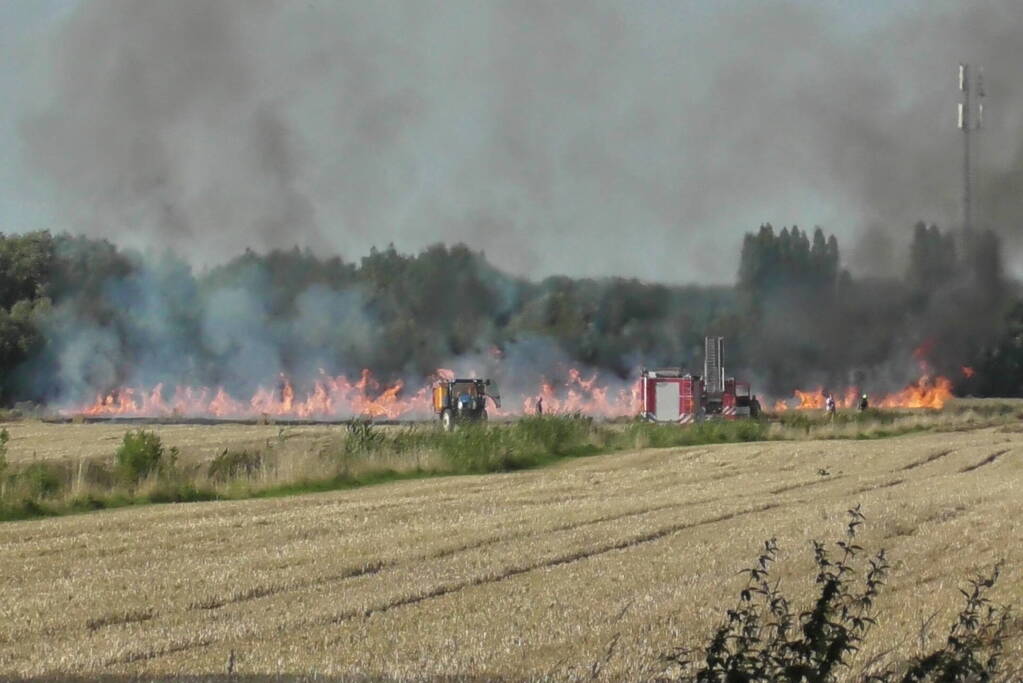 Grote brand op weiland