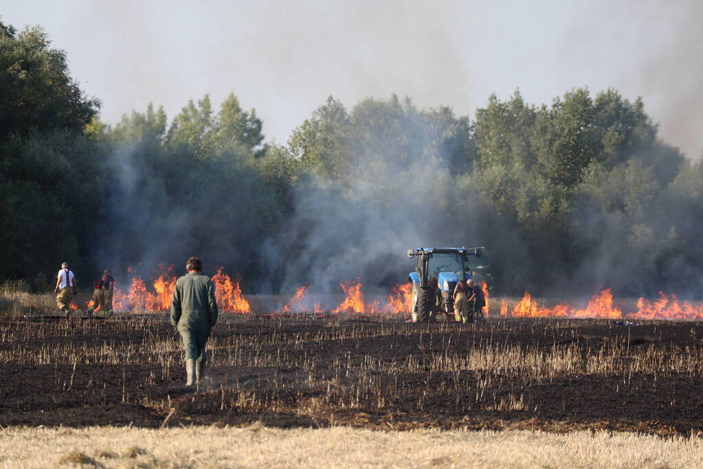 Grote brand op weiland