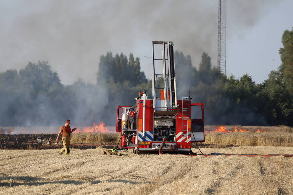 Grote brand op weiland