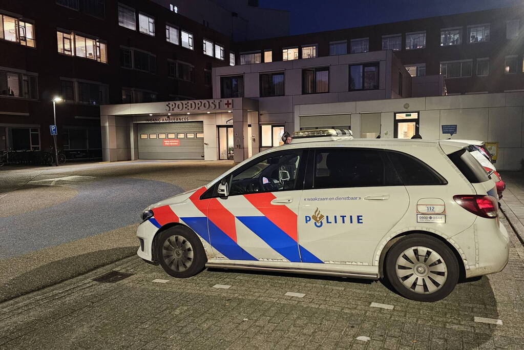 Politie onderzoekt mogelijk steekincident bij ziekenhuis