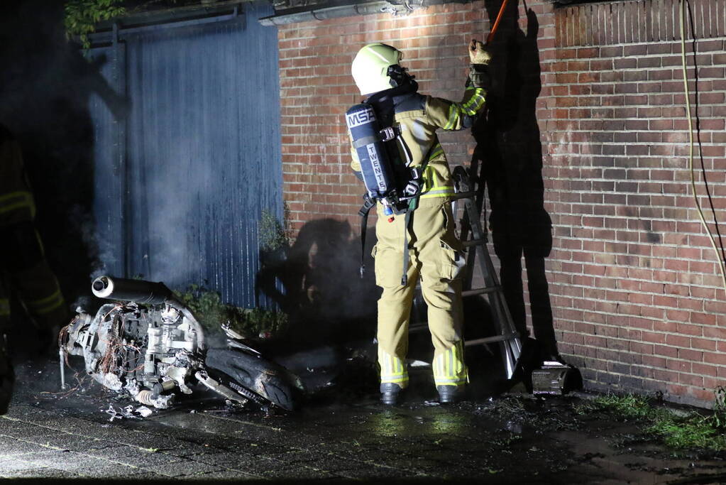 Brand in motor slaat over naar schuur