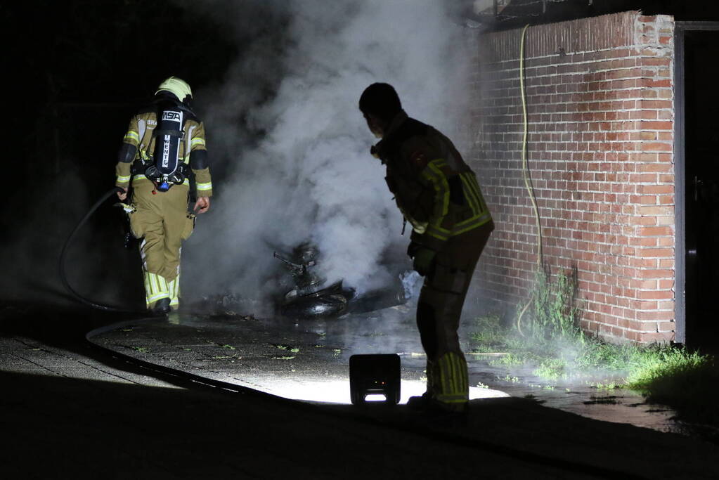 Brand in motor slaat over naar schuur