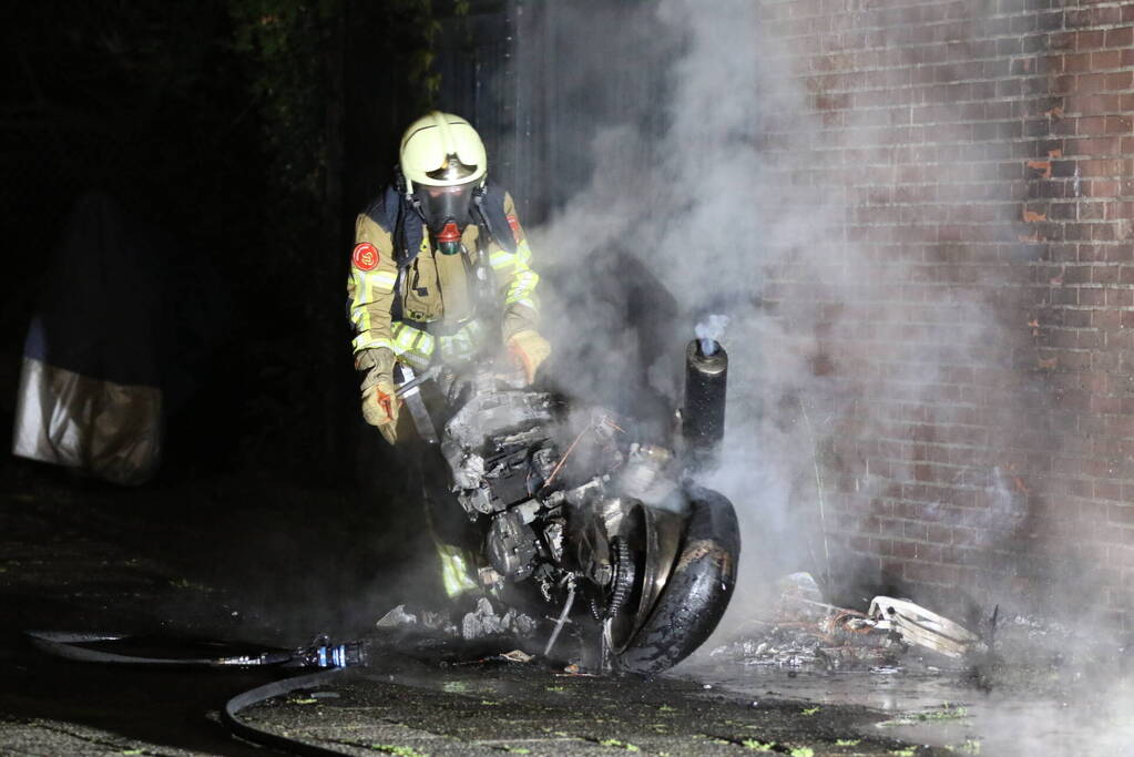 Brand in motor slaat over naar schuur