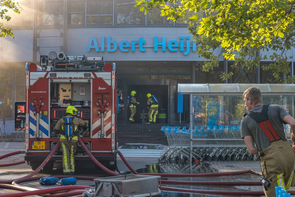 Grote uitslaande brand bij Albert Heijn