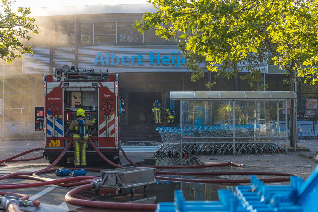 Grote uitslaande brand bij Albert Heijn