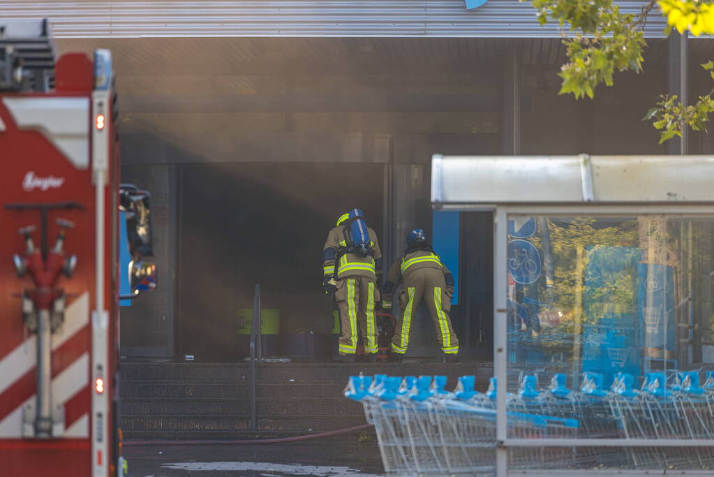 Grote uitslaande brand bij Albert Heijn