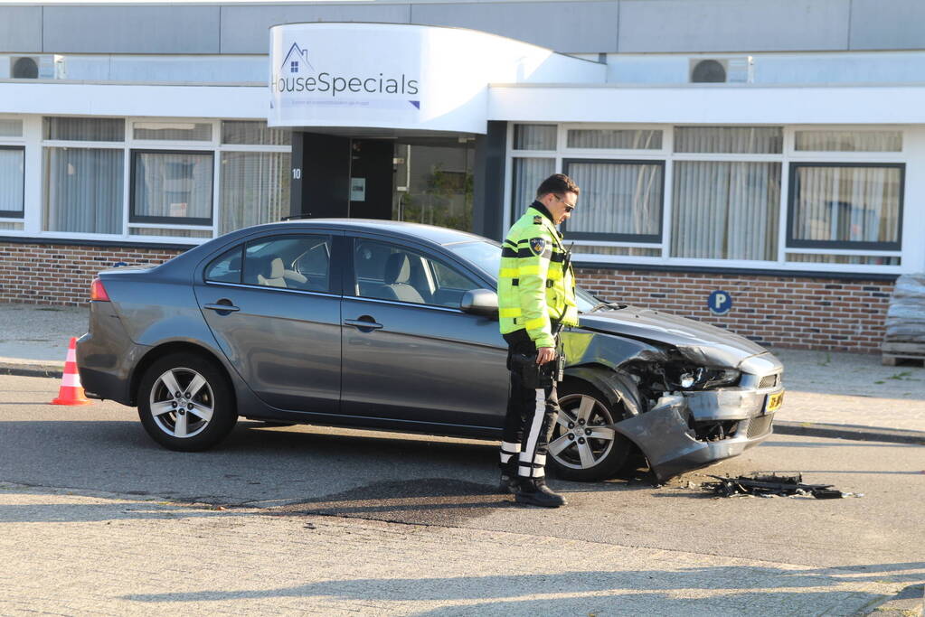 Schade na aanrijding op bedrijventerrein