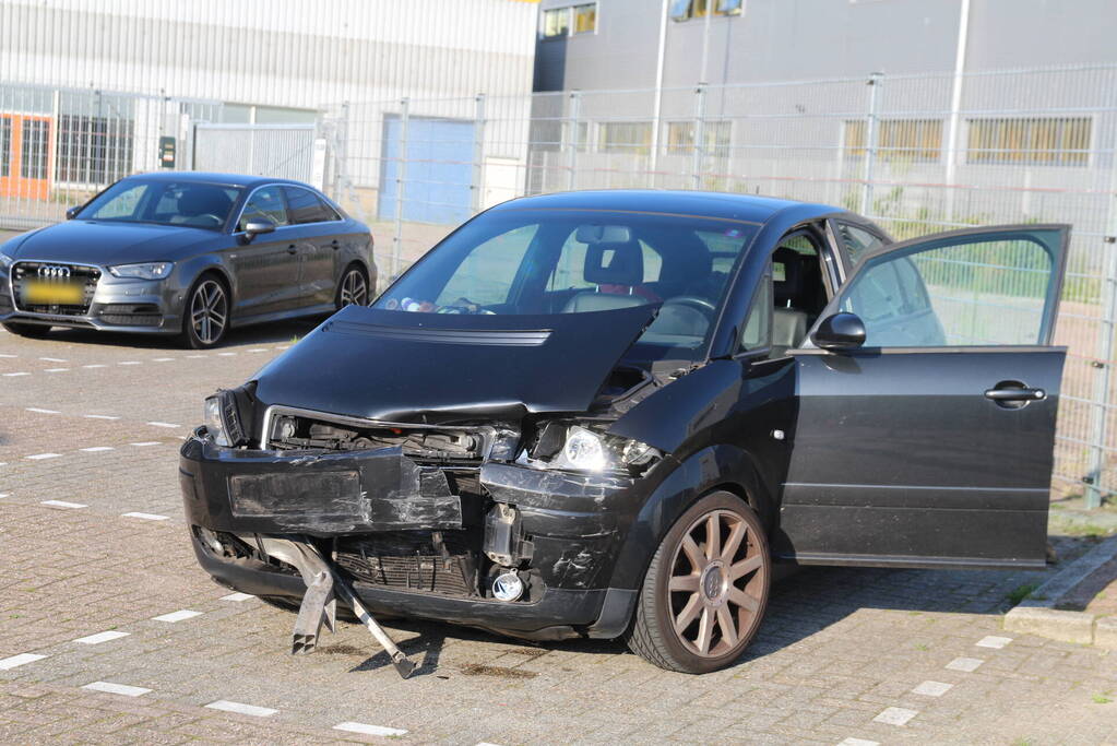 Schade na aanrijding op bedrijventerrein