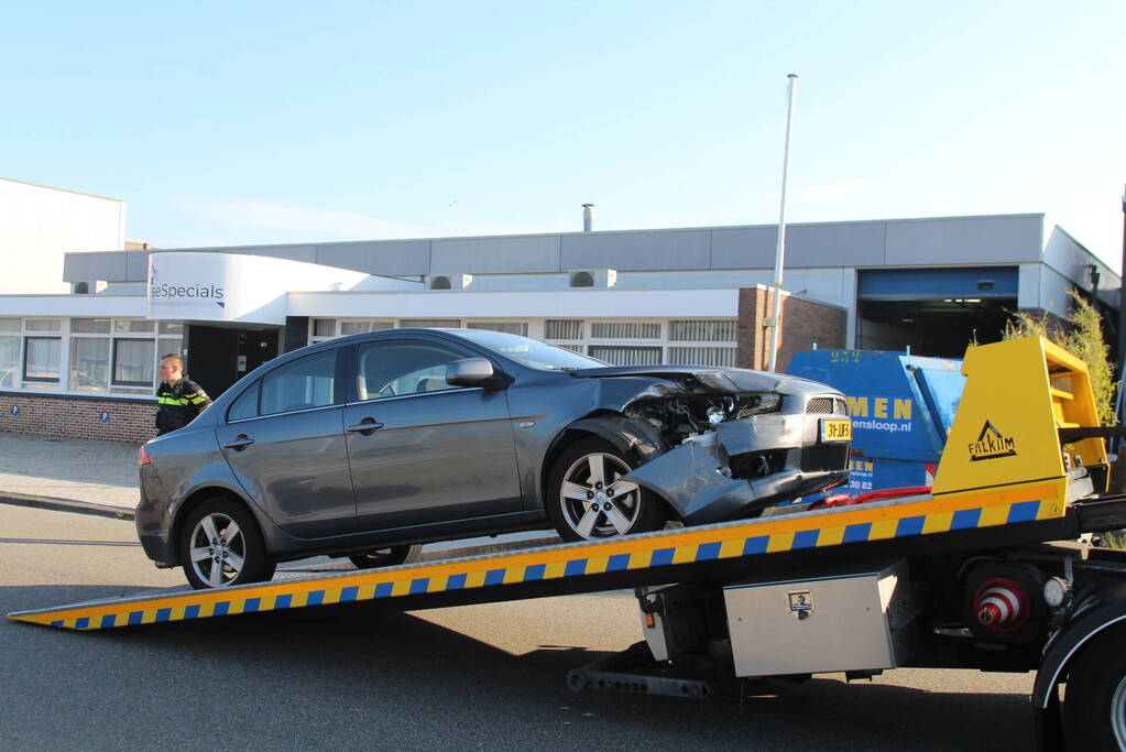 Schade na aanrijding op bedrijventerrein