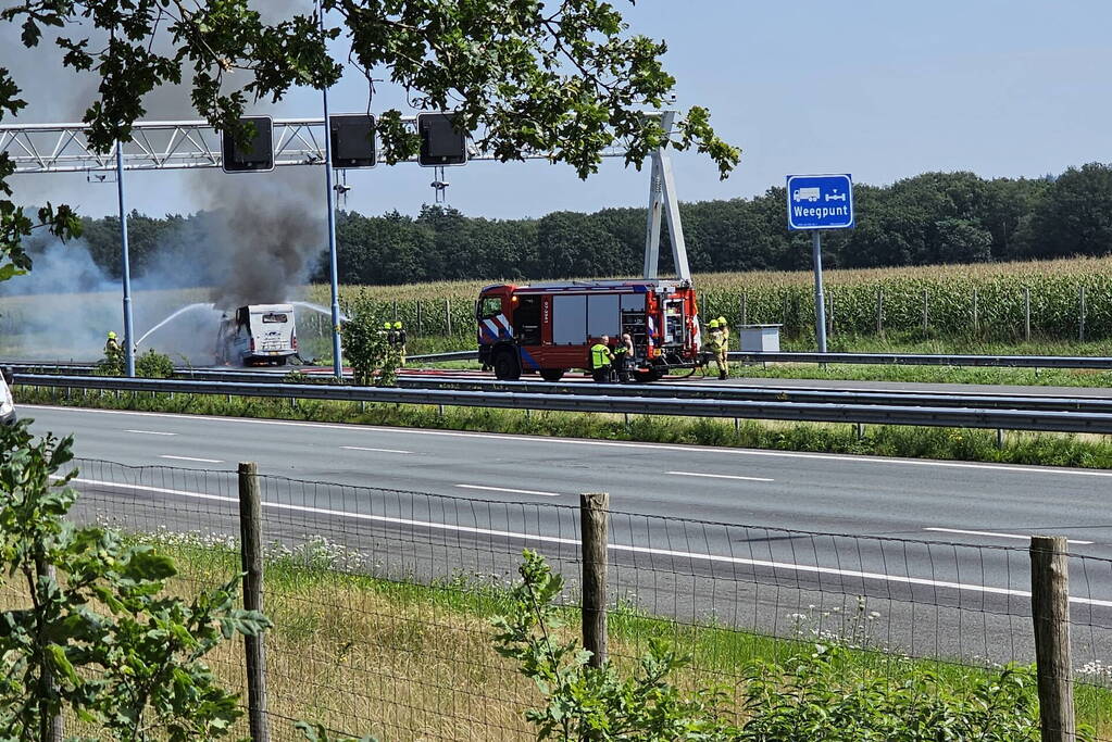 Camper gaat in vlammen op op snelweg