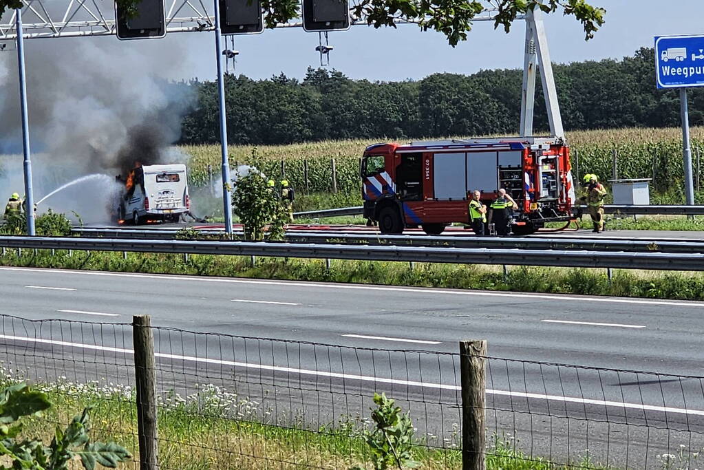 Camper gaat in vlammen op op snelweg