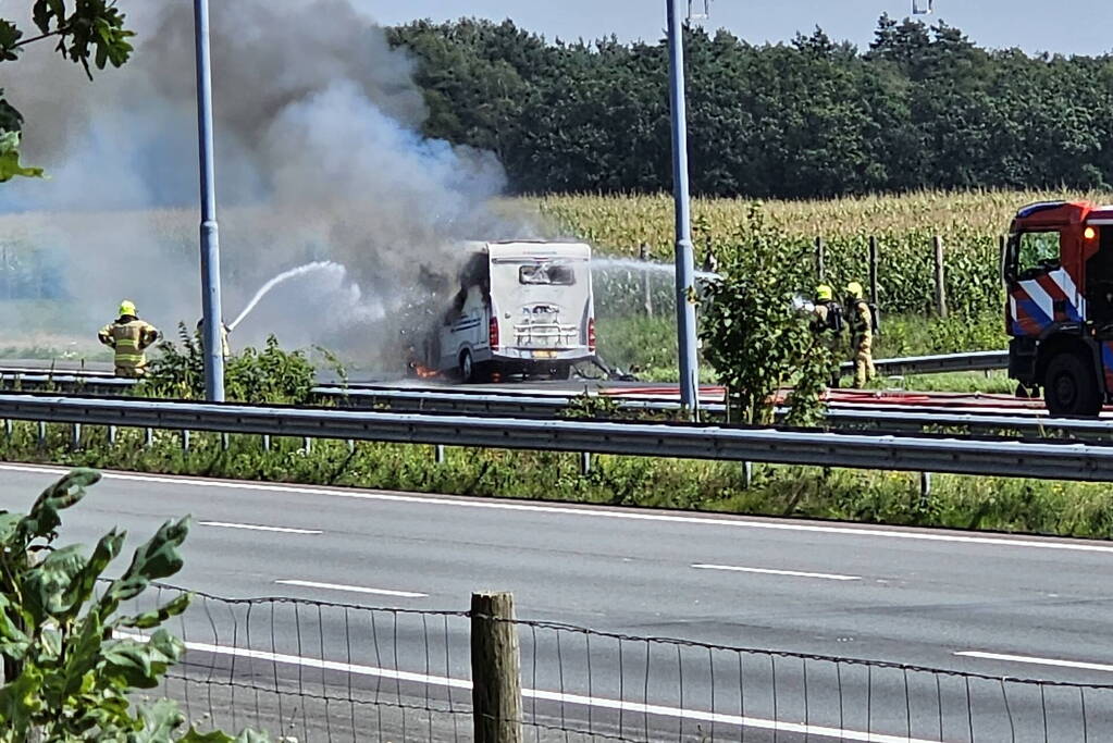 Camper gaat in vlammen op op snelweg