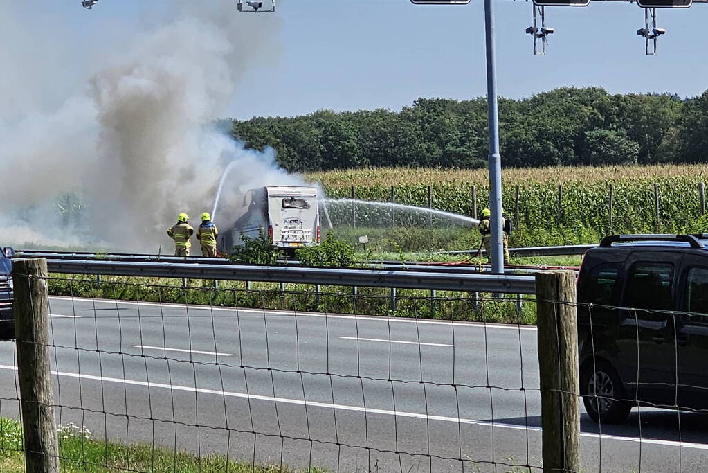 Camper gaat in vlammen op op snelweg