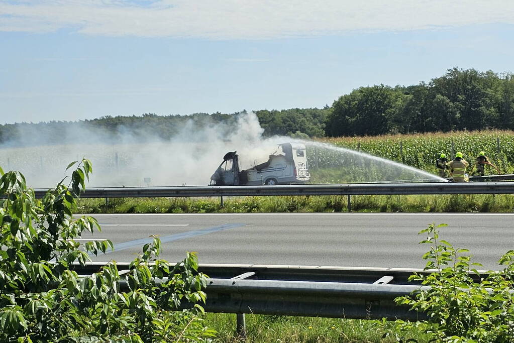 Camper gaat in vlammen op op snelweg