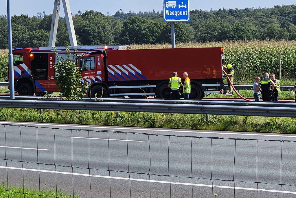 Camper gaat in vlammen op op snelweg