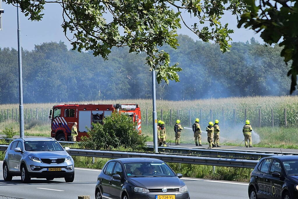 Camper gaat in vlammen op op snelweg