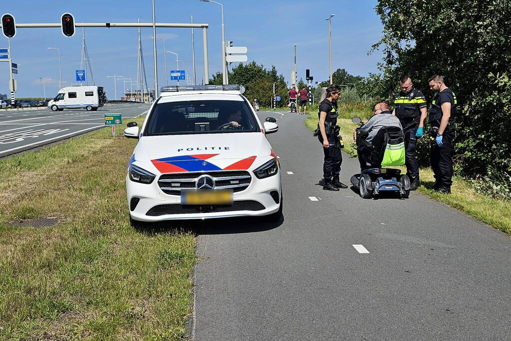 Man rijdt met scootmobiel sloot in