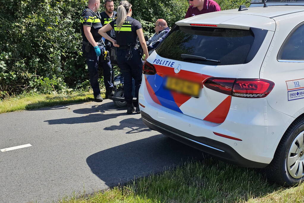 Man rijdt met scootmobiel sloot in